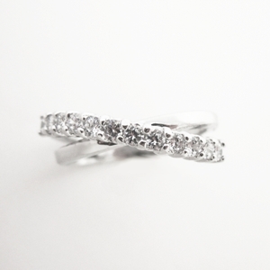Cross-over Ring with Cubic Zirconias